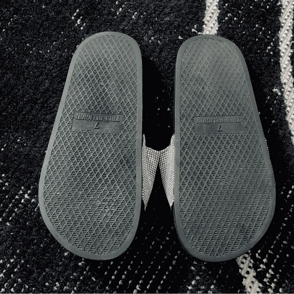 TRUE RELIGION MEYER ENCRUSTED CRYSTAL RHINSTONE | RUBBER SLIDES | Sz 7 | USED - Picture 8 of 8